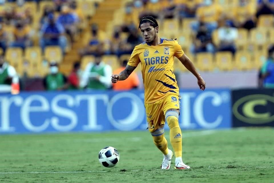 Carlos Salcedo fue titular en la central junto a Hugo Ayala y Diego Reyes.