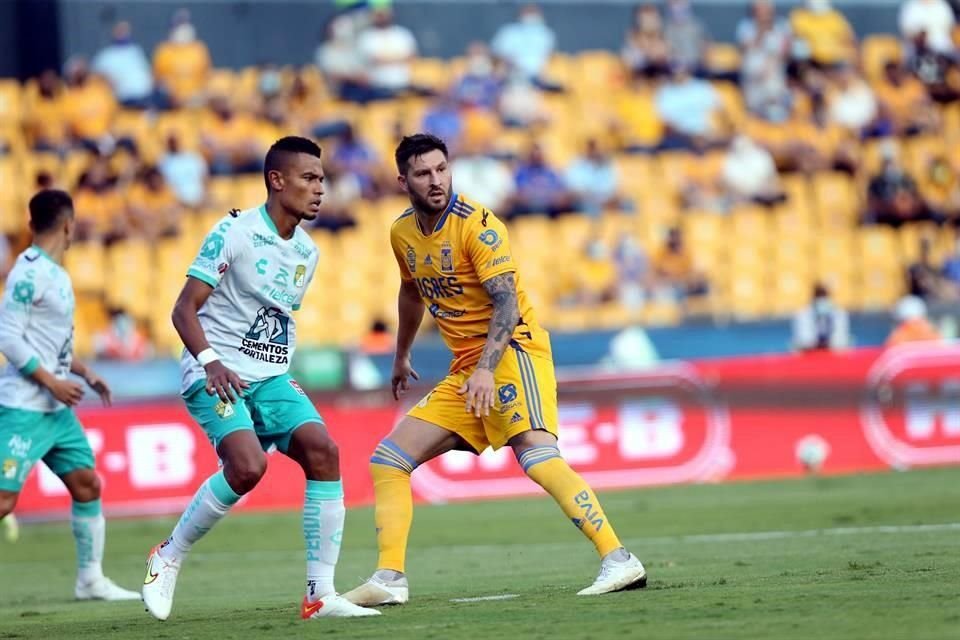 Gignac tuvo pocas acciones de gol durante los primeros 45 minutos.