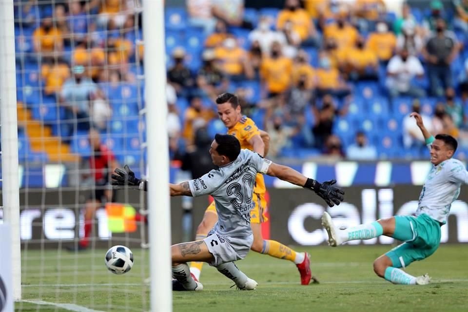Florian Thauvin también perdonó en un mano a mano contra Rodolfo Cota.