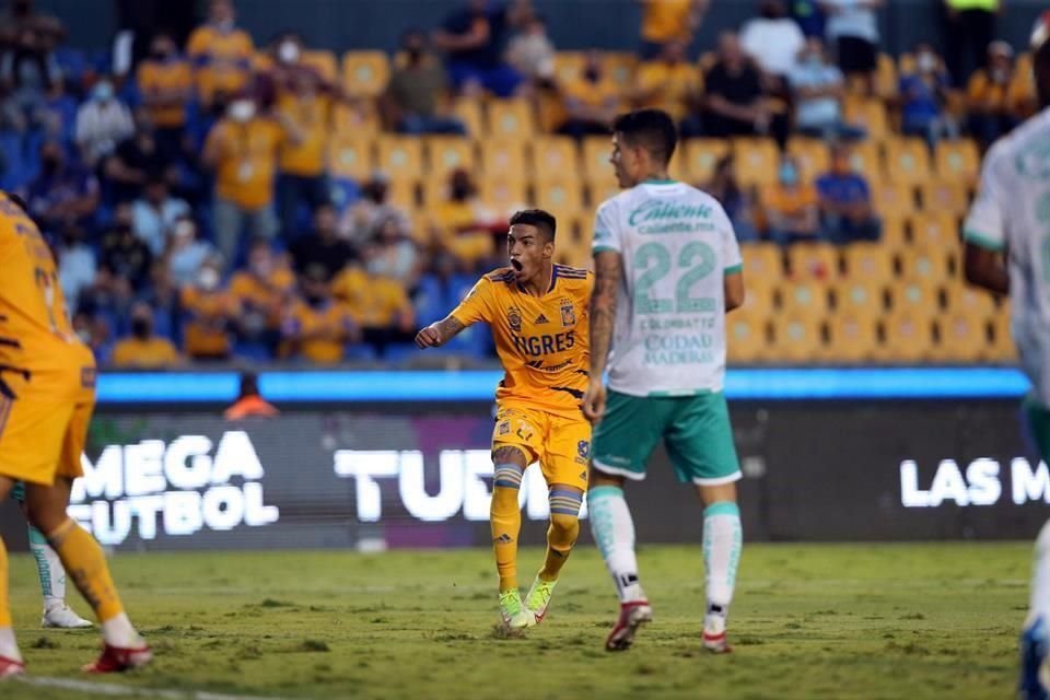Raymundo Fulgencio acortó distancias al minuto 42 con un golazo de pierna derecha.