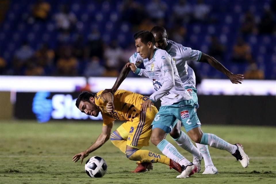 Juan Pablo Vigón se fue aplaudido al abandonar la cancha.