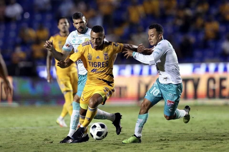 El brasileño Carioca ingresó para dar equilibrio en el medio campo.
