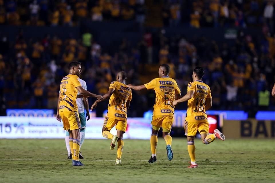 El colombiano tomó un balón dentro del área y sacó un disparo de zurda que venció a Cota, al 92'.