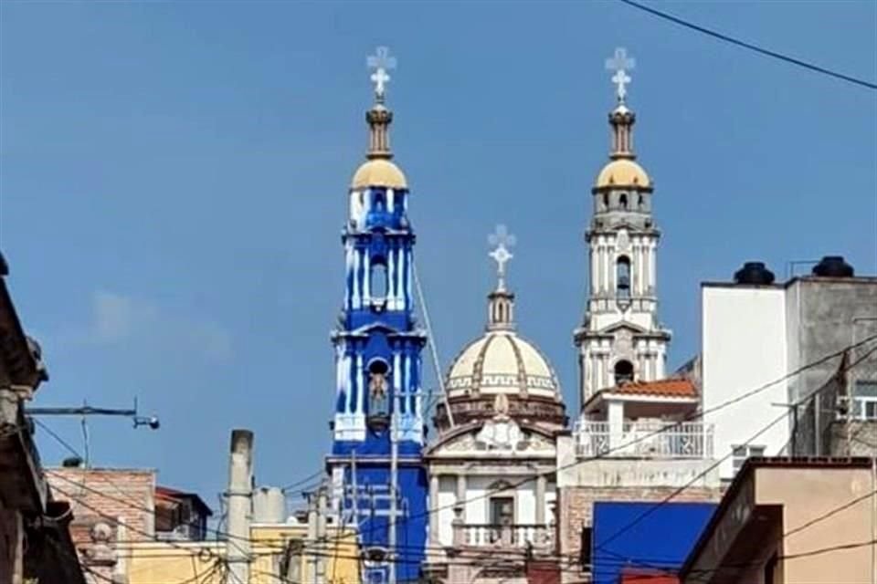 Una de las torres del Santuario de Nuestra Señora de Guadalupe en Jalostotitlán fue pintada en su totalidad de color azul.