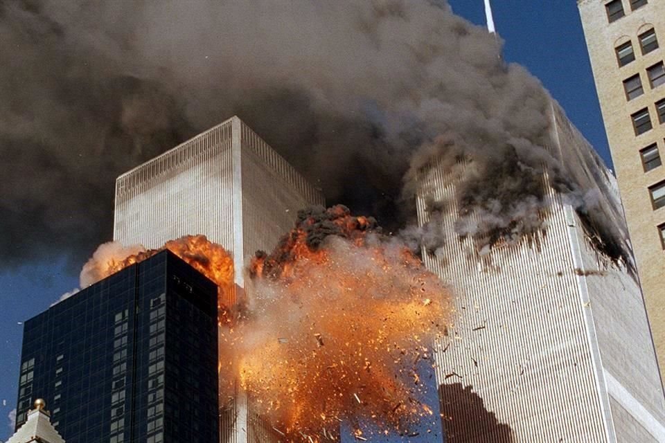 El 11 de septiembre de 2001, dos aviones impactaron contra las torres gemelas. Los aviones habían sido secuestrados pro miembros de Al Qaeda.