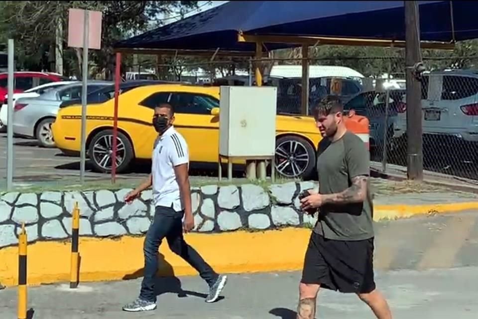 El delantero francés estuvo poco más de cinco minutos en las oficinas del Club.