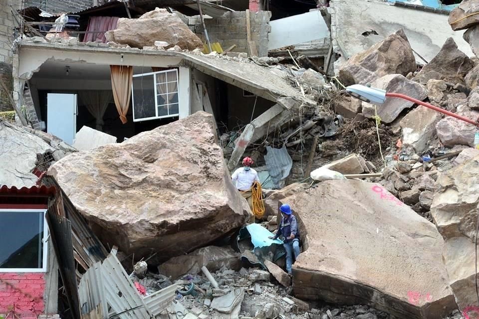 Cuerpos de rescate localizaron indicios de la casa donde vivían las tres personas que permanecen desaparecidas tras el deslave del Cerro del Chiquihuite, en Tlalnepantla.