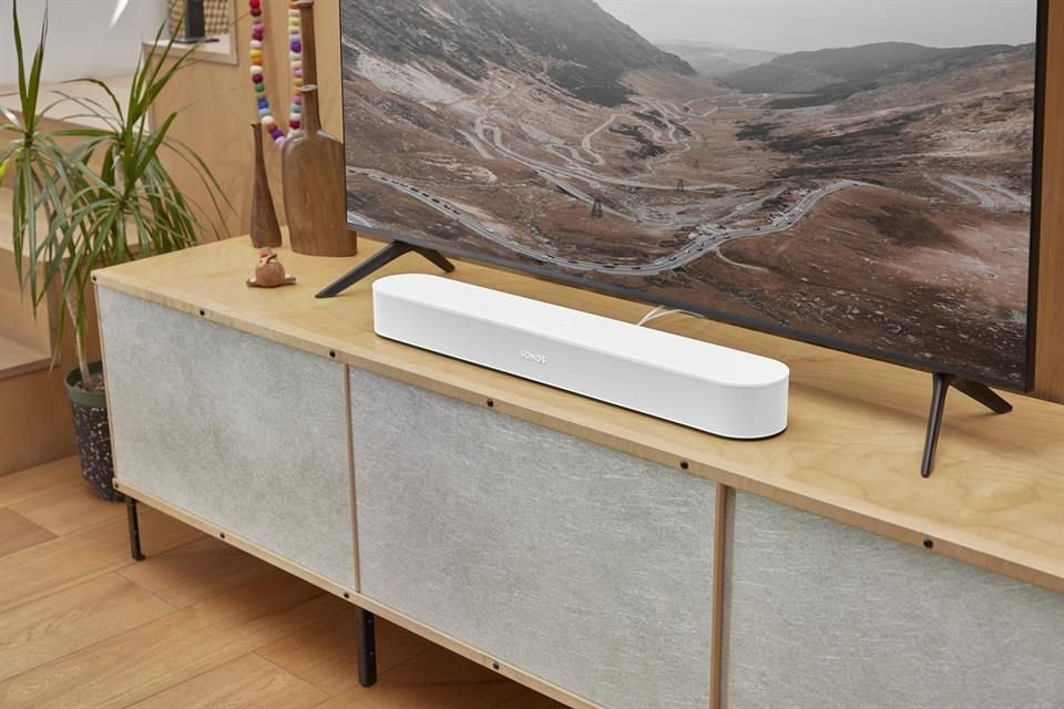 Sonos Beam (Gen 2) se podrá colocar enfrente del televisor o montarla en la pared, con los accesorios adecuados.