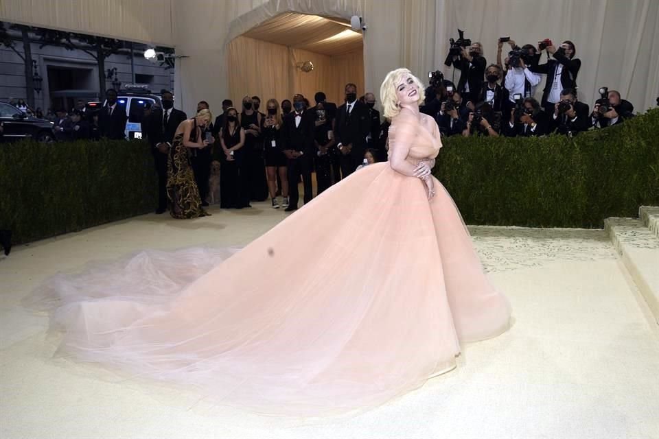 Billie Eilish, Amanda Gorman y Lil Nas X deslumbraron con sus atuendos este lunes en la Met Gala.