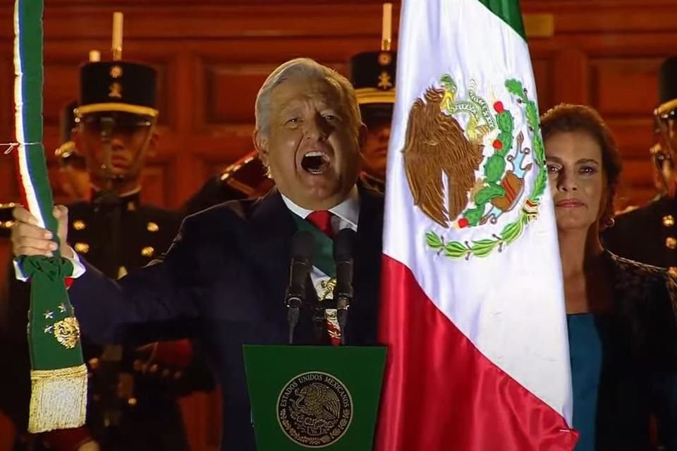 El Presidente López Obrador dio el Grito para conmemorar el 211 aniversario de la Independencia, frente a una plancha del Zócalo vacía.
