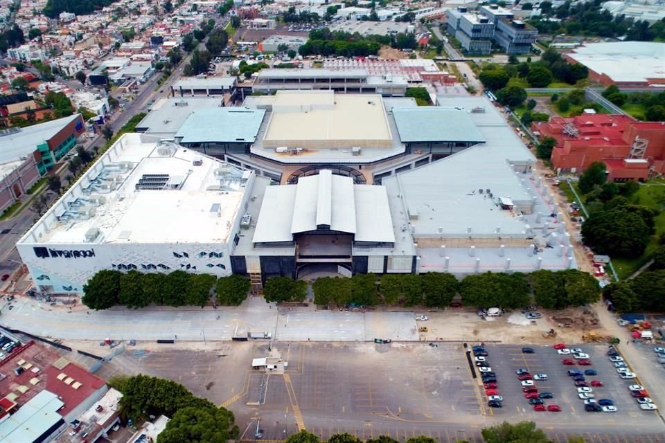 El complejo comercial ubicado sobre Avenida Mariano Otero, justo donde antes era la planta de Kodak, en Zapopan, prepara la apertura de sus puertas al público.