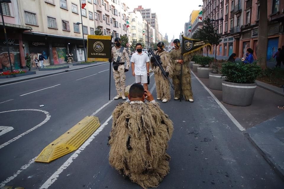 Ciudadanos aprovecharon para tomarse fotografías con los elementos.