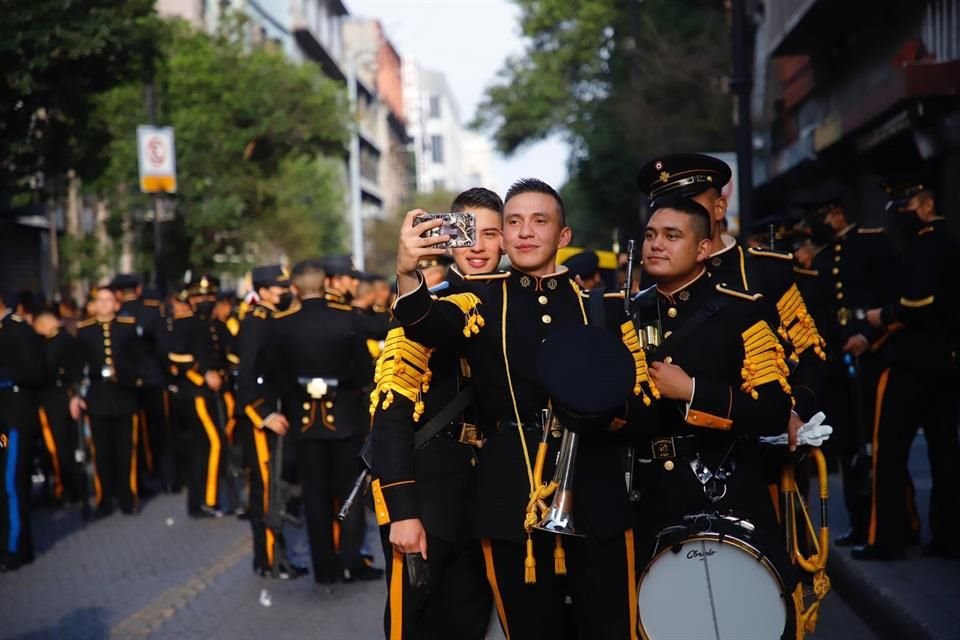 Previo al desfile, algunos aprovecharon para tomarse selfies.