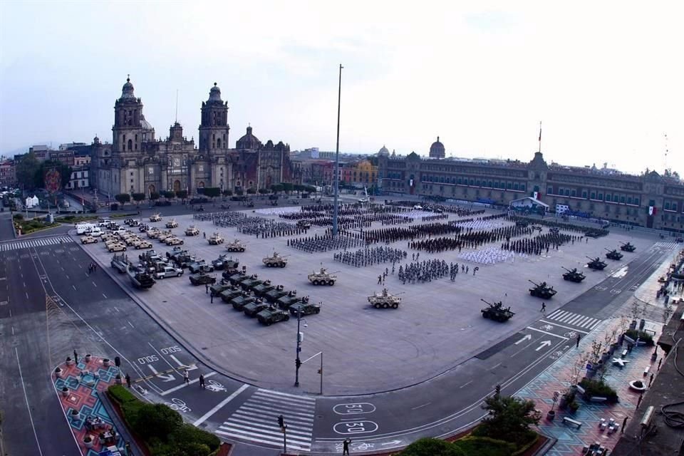 Aspecto de la Plaza de la Constitución previo al desfile.