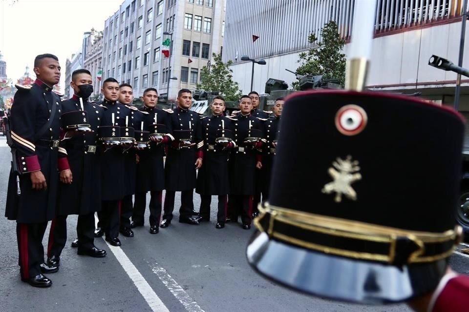 Cadetes del Colegio Militar posan para la foto del recuerdo.