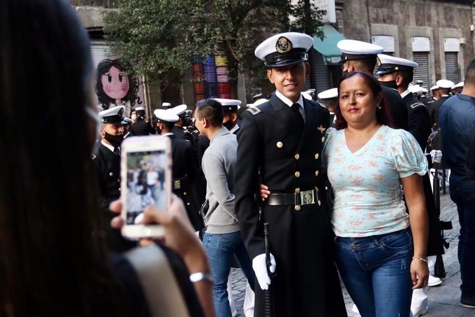Familiares acompañan a los jóvenes participantes.