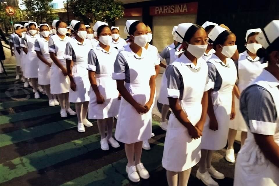 Estudiantes del  Centro de Estudios Superiores en Ciencias de la Salud listas para el desfile.