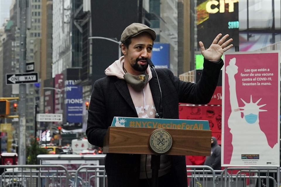 Lin-Manuel Miranda dijo que el primer paso para el regreso de los espectáculos en Nueva York fue la apertura del centro de vacunación contra la Covid-19 que se instauró en Times Square.