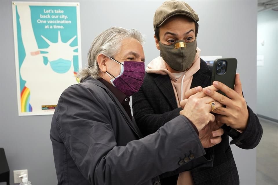 El famoso acudió a la apertura del centro junto a su padre, Luis A. Miranda, Jr.