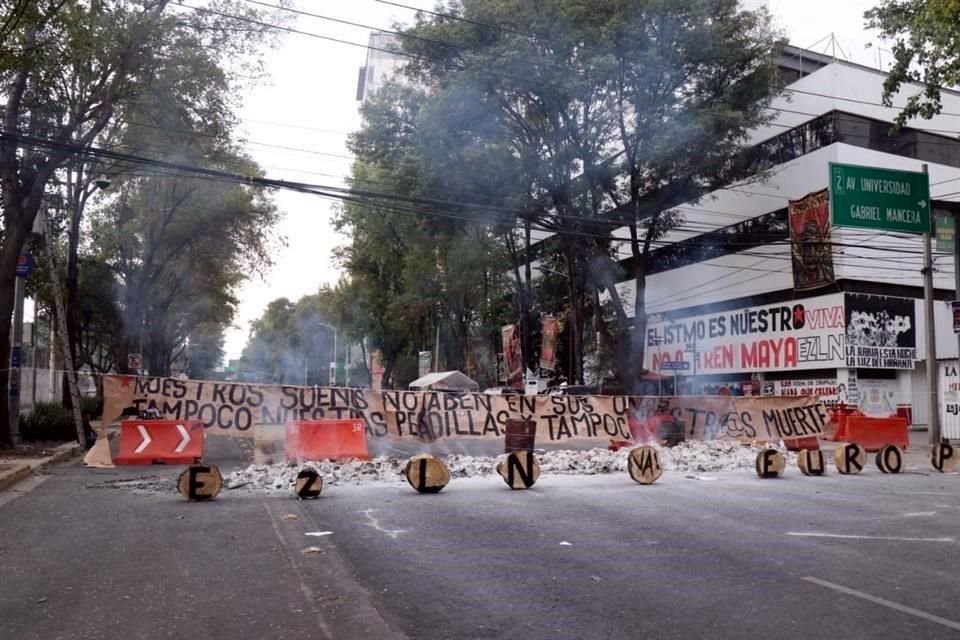La Avenida México-Coyoacán fue cerrada por miembros de la comunidad otomí, entre Eje 8 Sur y Circuito Interior; entra las alternativas están Universidad e Insurgentes.