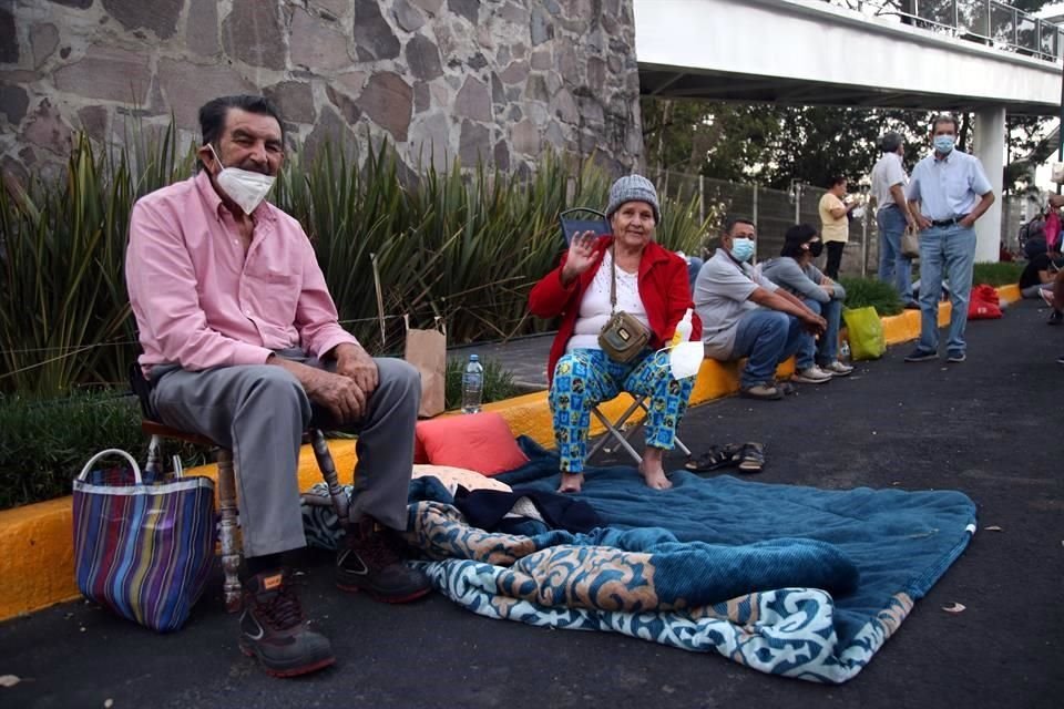 J. Santos Becerra Montoya y su esposa Guadalupe Alvarado González, de 80 y 74 años, se llevaron cobijas para pasar la noche y esperar ser vacunados con la segunda dosis contra el Covid-19 en el ITESO.