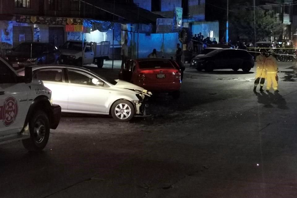 Un choque entre dos autos compactos y un mototaxi provocó que una joven muriera y seis personas quedaran heridas en Zapopan.