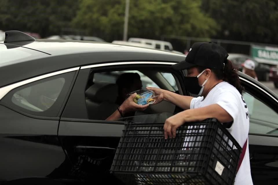 Tras recibir la vacuna, se les entrega a los adultos mayores un snack.