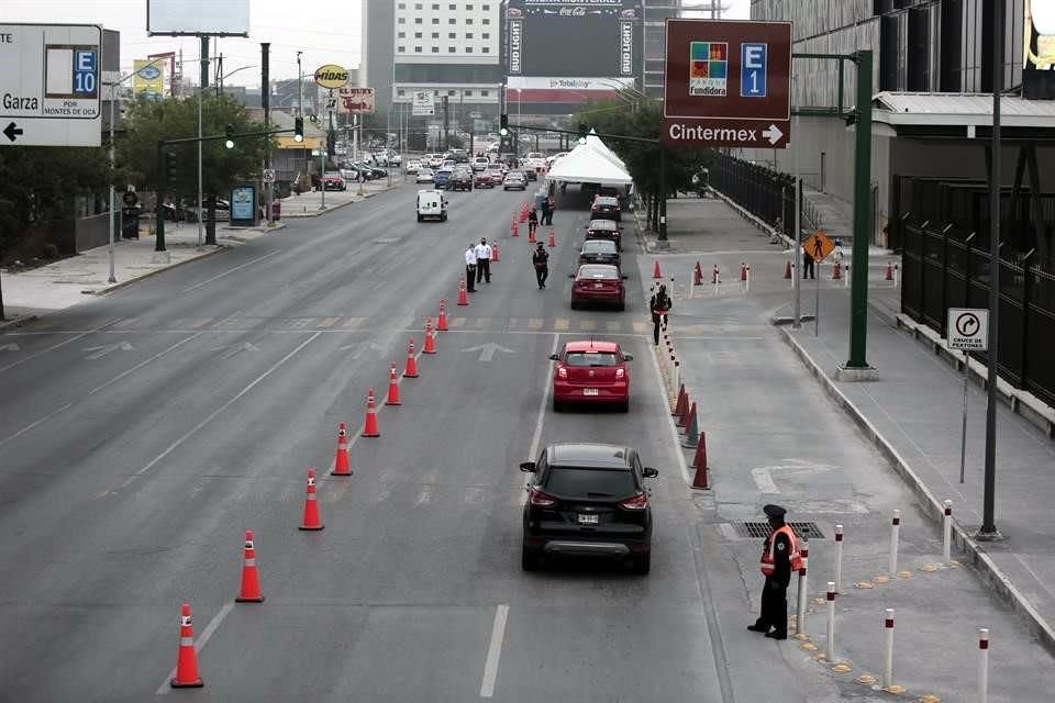 Con un tiempo aproximado de entre 25 y 30 minutos, los usuarios del drive thru de Arena Monterrey obtienen sus vacuna contra Covid.