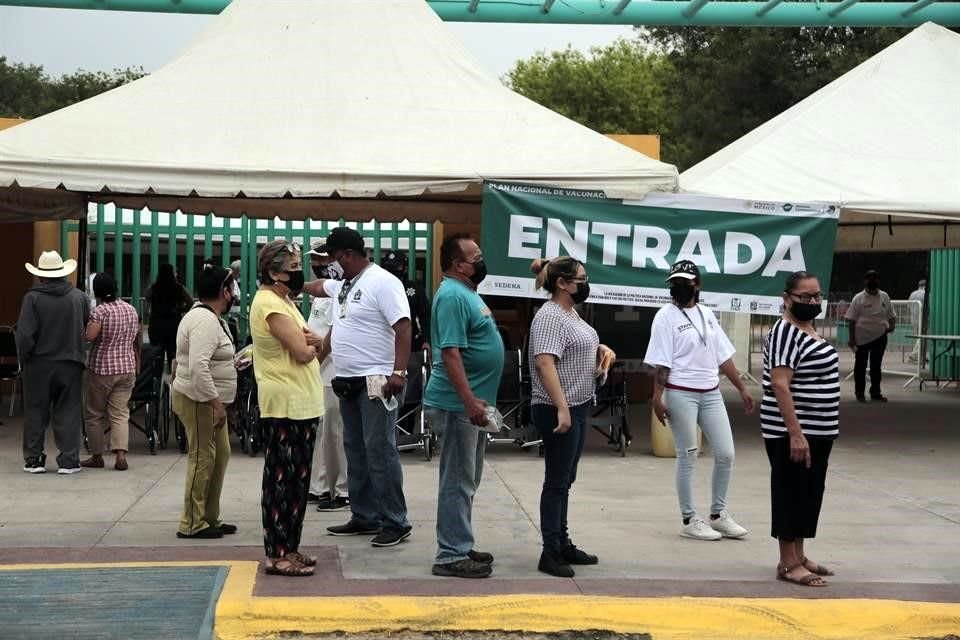 En el Parque España, cientos de adultos mayores acudieron a pie y fueron recibidos por un flujo continuo.