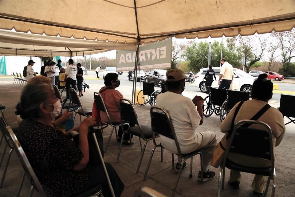 En el Parque España, cientos de adultos mayores acudieron a pie y fueron recibidos por un flujo continuo.