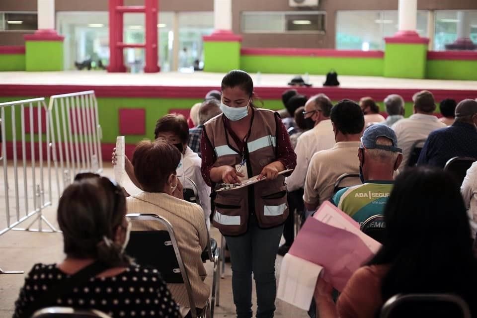 En el Parque España, cientos de adultos mayores acudieron a pie y fueron recibidos por un flujo continuo.