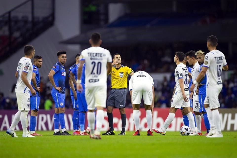 César Arturo Ramos decidió hacer una pausa de 10 minutos y mandó a los equipos a los vestidores.