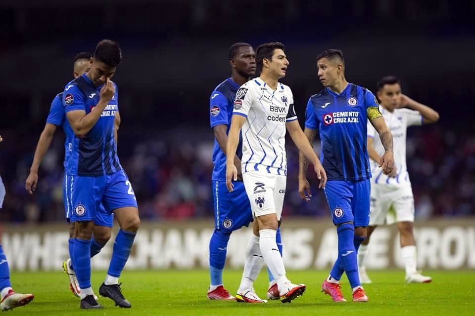 Los jugadores tuvieron que ir a los vestidores ante la insistencia de la afición de recurrir al grito discriminatorio.