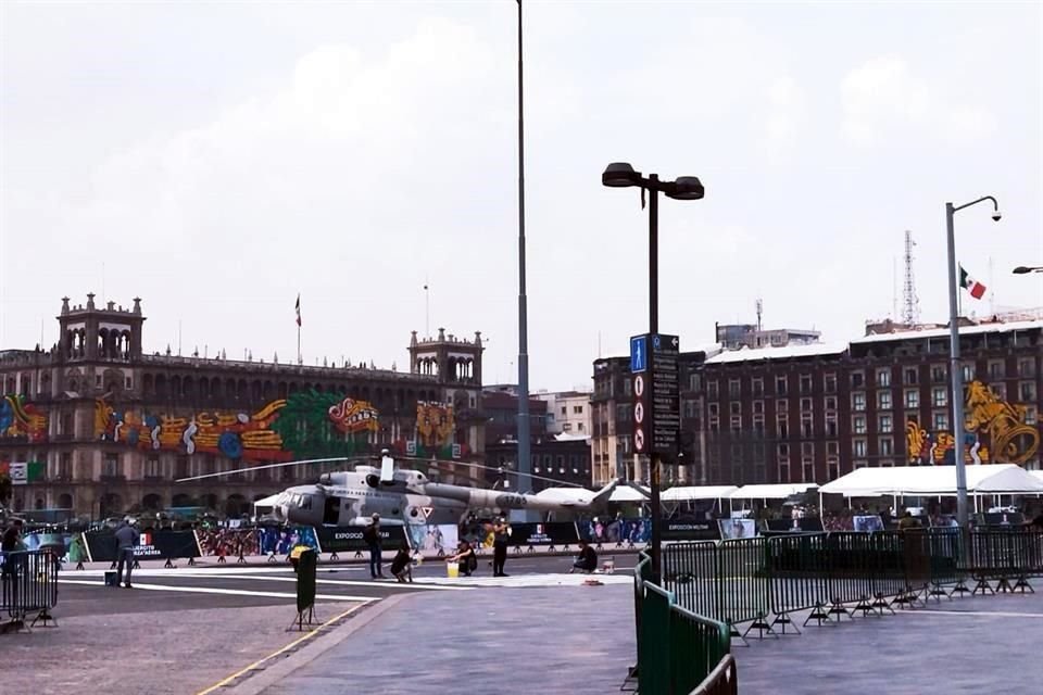 En la plancha del Zócalo ya se observan aeronaves, vehículos e incluso una cocina comunitaria del Ejército.