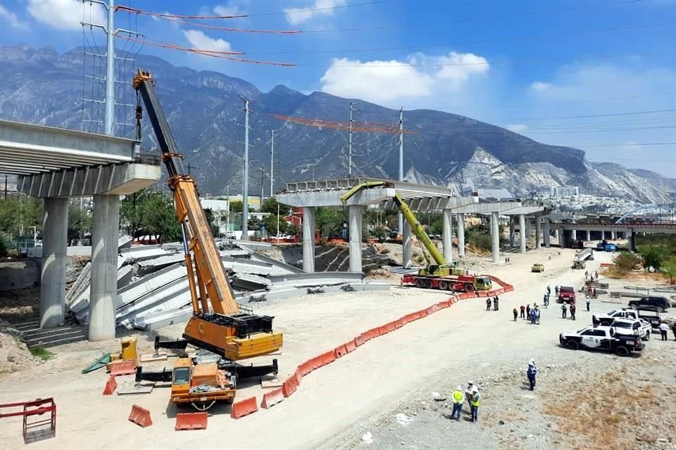 El colapso fue reportado a las 13:00 horas a a unos metros del puente vehicular de Morones Prieto y Jiménez.
