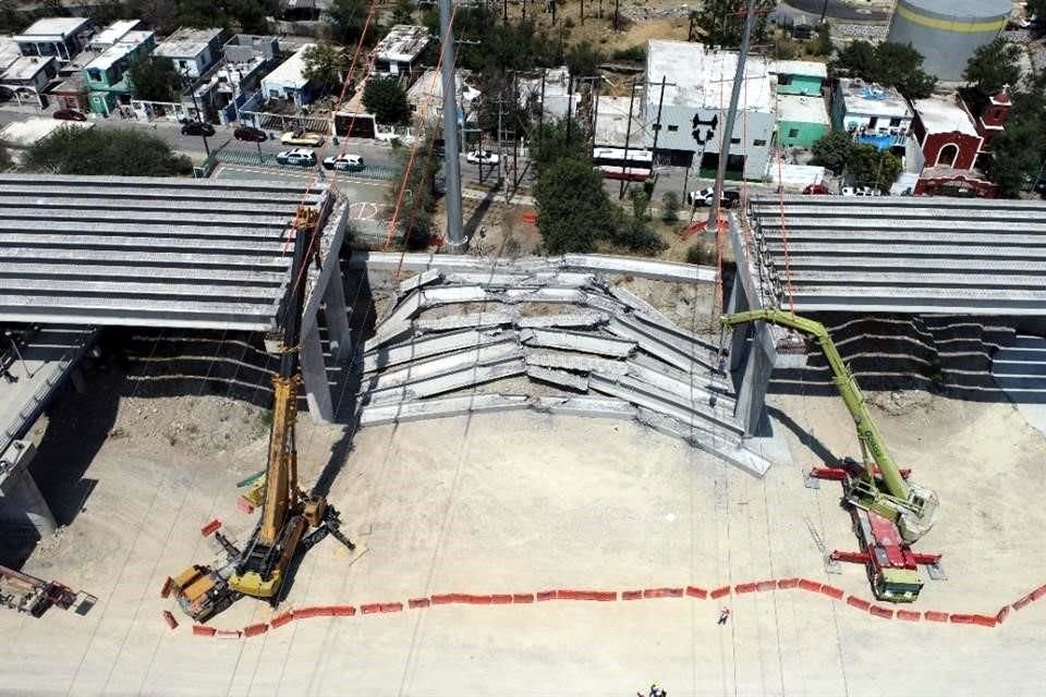 El colapso fue reportado a las 13:00 horas a a unos metros del puente vehicular de Morones Prieto y Jiménez.