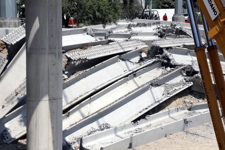 El colapso fue reportado a las 13:00 horas a a unos metros del puente vehicular de Morones Prieto y Jiménez.