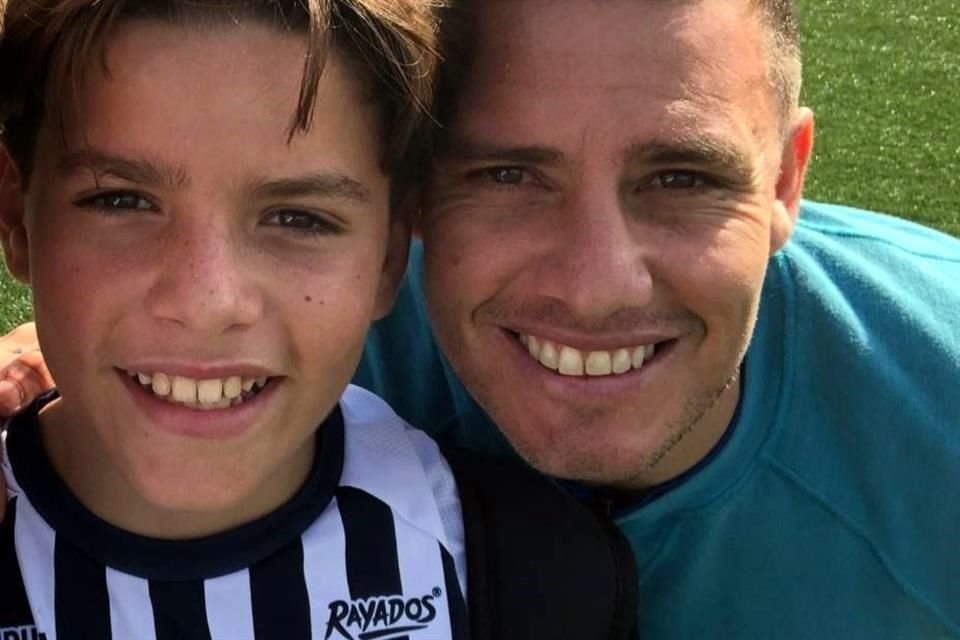 Luka y su padre, Lucas Ayala, nieto de Osvaldo Batocletti, juega en inferiores de Rayados.