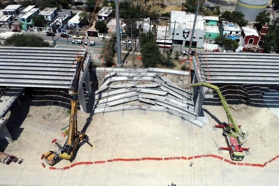 Por segunda ocasión en cuatro meses, el Viaducto Santa Catarina registró el colapso de vigas de concreto, pero ahora deocho estructuras cayeron y un empleado resultó lesionado, en San Pedro.