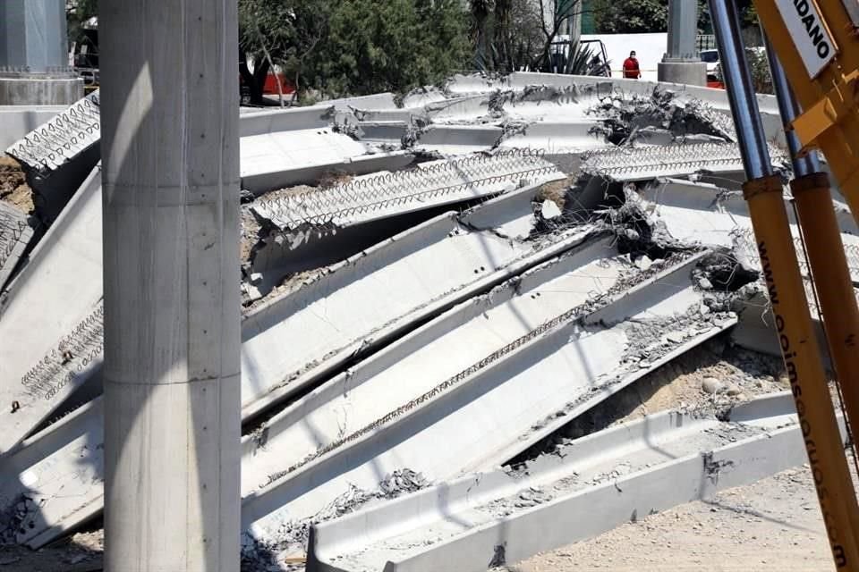 Las vigas miden unos 38 metros y pesan 65 toneladas. Alrededor de las 13:00 horas se registró el accidente, a la altura de la calle Jiménez, en el lecho del Río Santa Catarina.