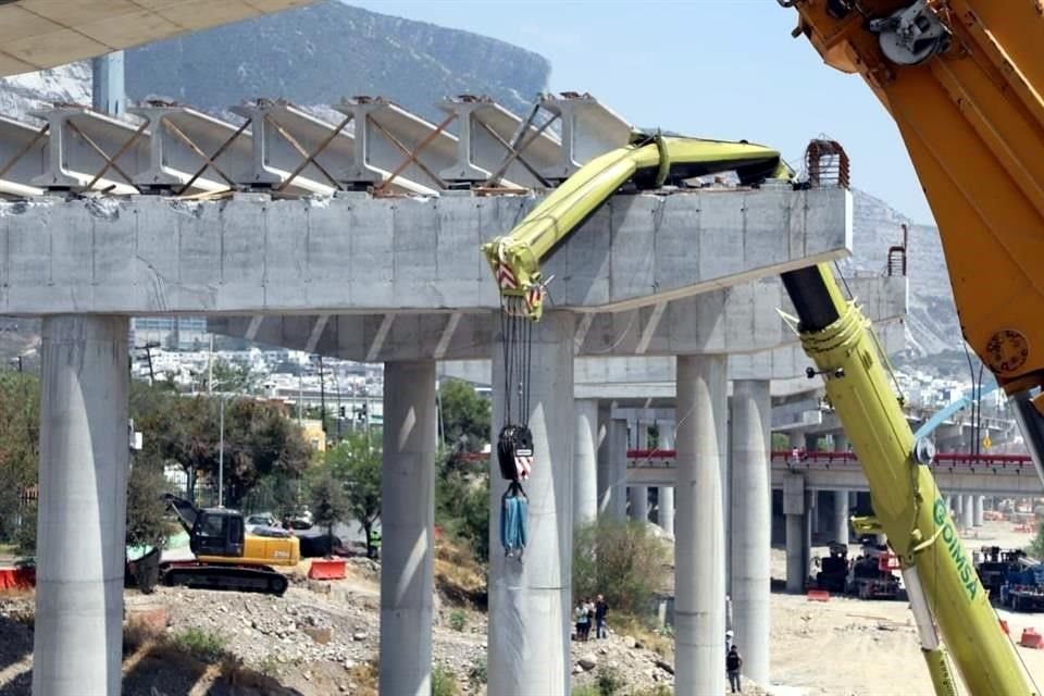Fuentes de Protección Civil de San Pedro y del Estado coincidieron en que la causa del colapso fue que una de las dos grúas que se usaban para colocar una de las estructuras no soportó el peso.