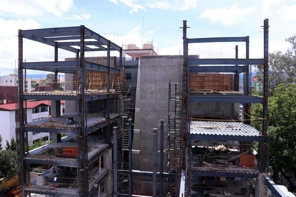 La construcción de los departamentos fue reforzada desde la cimentación y se aumentó el grosor de las paredes.