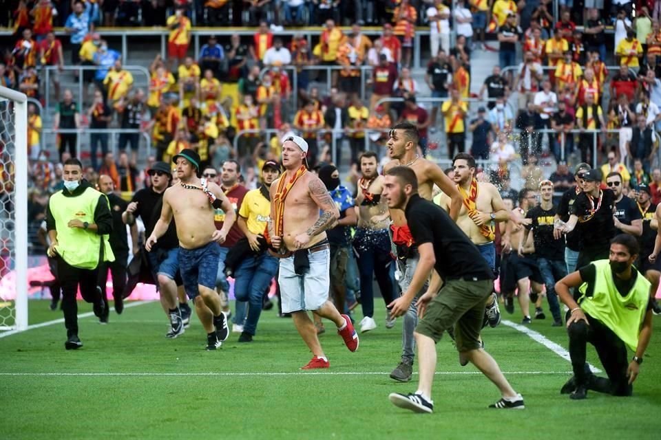Los ultras del Lens invadieron la cancha al medio tiempo del duelo ante Lille para enfrentarse a los aficionados rivales.