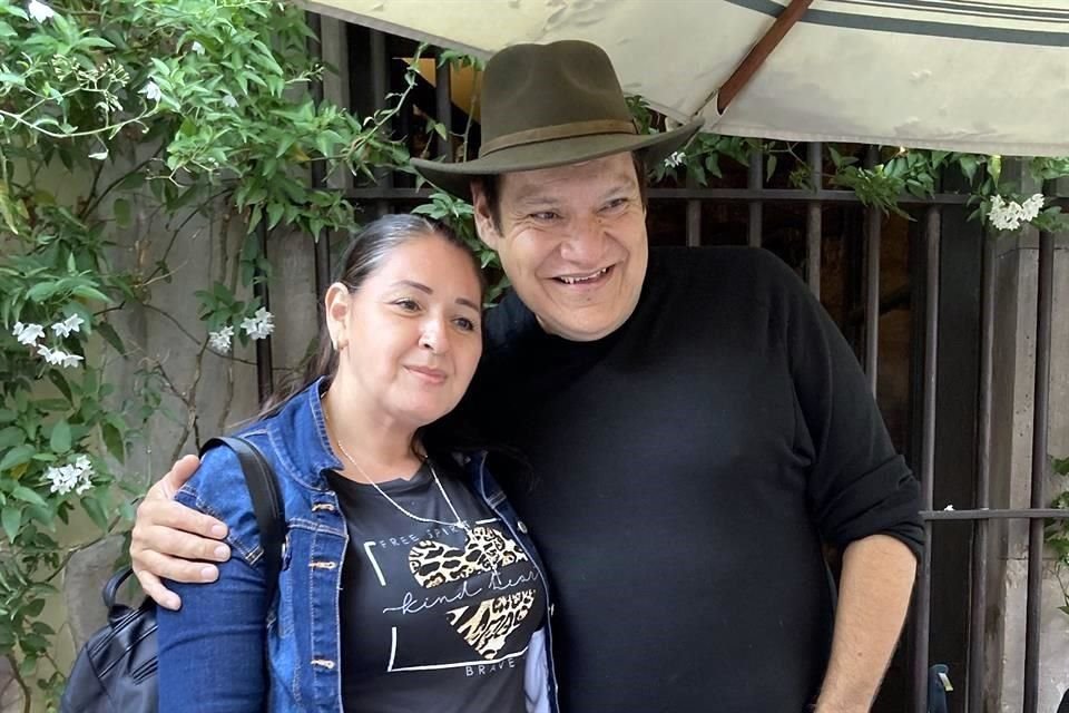 El actor, quien filma en Real de Catorce '¡Que Viva México!',  se mostró en actitud amable, paciente y sencilla con la gente.