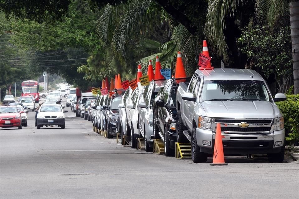 En Pablo Valdez y Vergel, un negocio de seminuevos utiliza un carril para ofrecer sus vehículos.