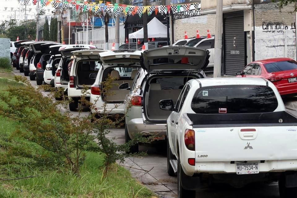 Lo mismo ocurre en plena lateral del Periférico, en Residencial de la Barranca, estorbando a la circulación.
