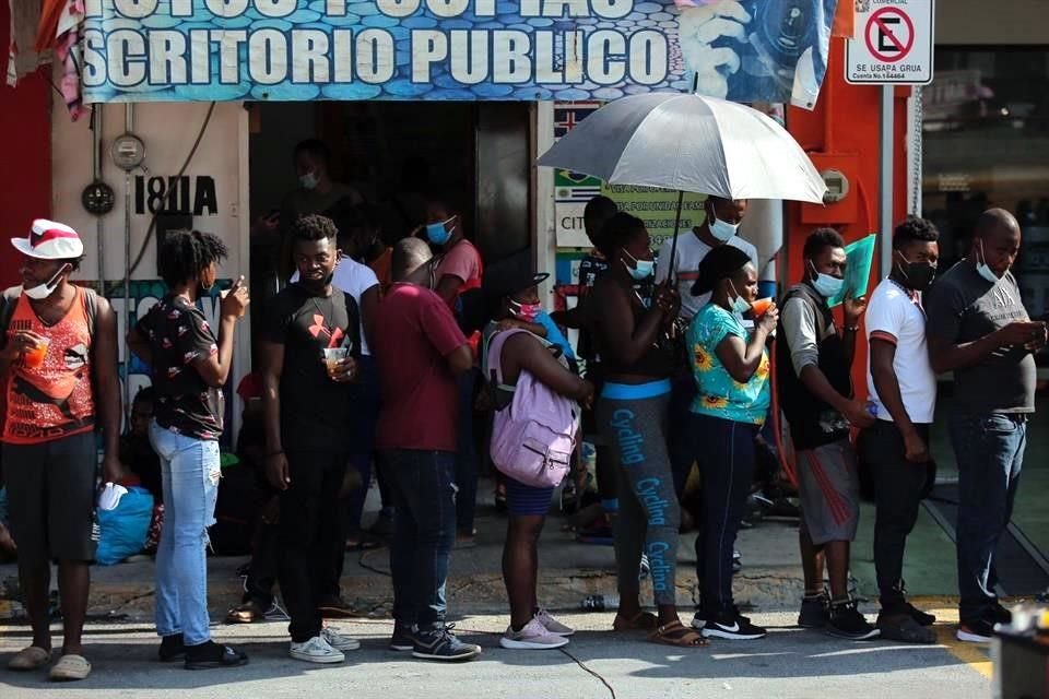 Cientos de ciudadanos de Haití acuden a las oficinas de INM, en Monterrey.