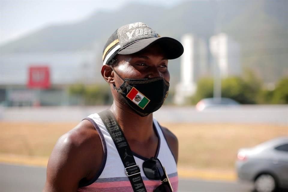 Cientos de ciudadanos de Haití acuden a las oficinas de INM, en Monterrey.