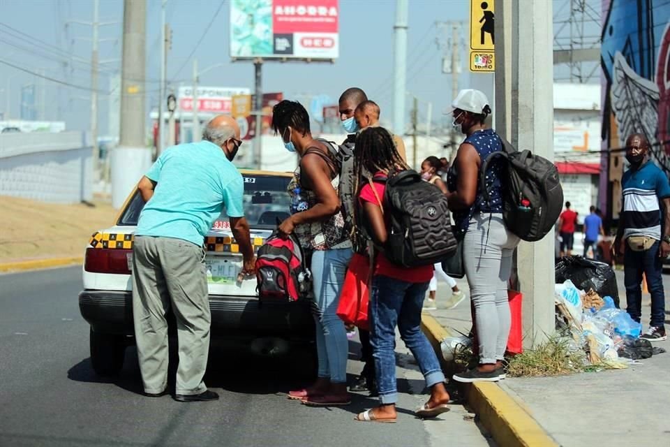 Cientos de ciudadanos de Haití acuden a las oficinas de INM, en Monterrey.