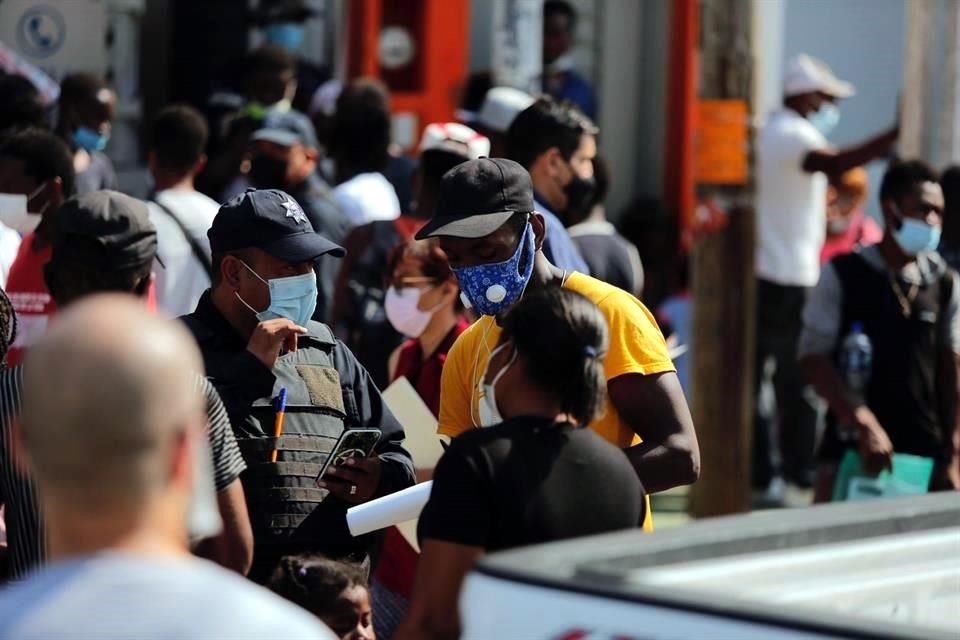 Cientos de ciudadanos de Haití acuden a las oficinas de INM, en Monterrey.